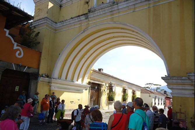 Antigua Cultural Walking Tour - Santa Catalina Arch explains convent life
