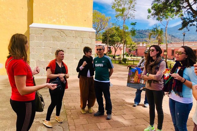 Antigua Walking Tour - The Arco de Santa Catalina in five minutes