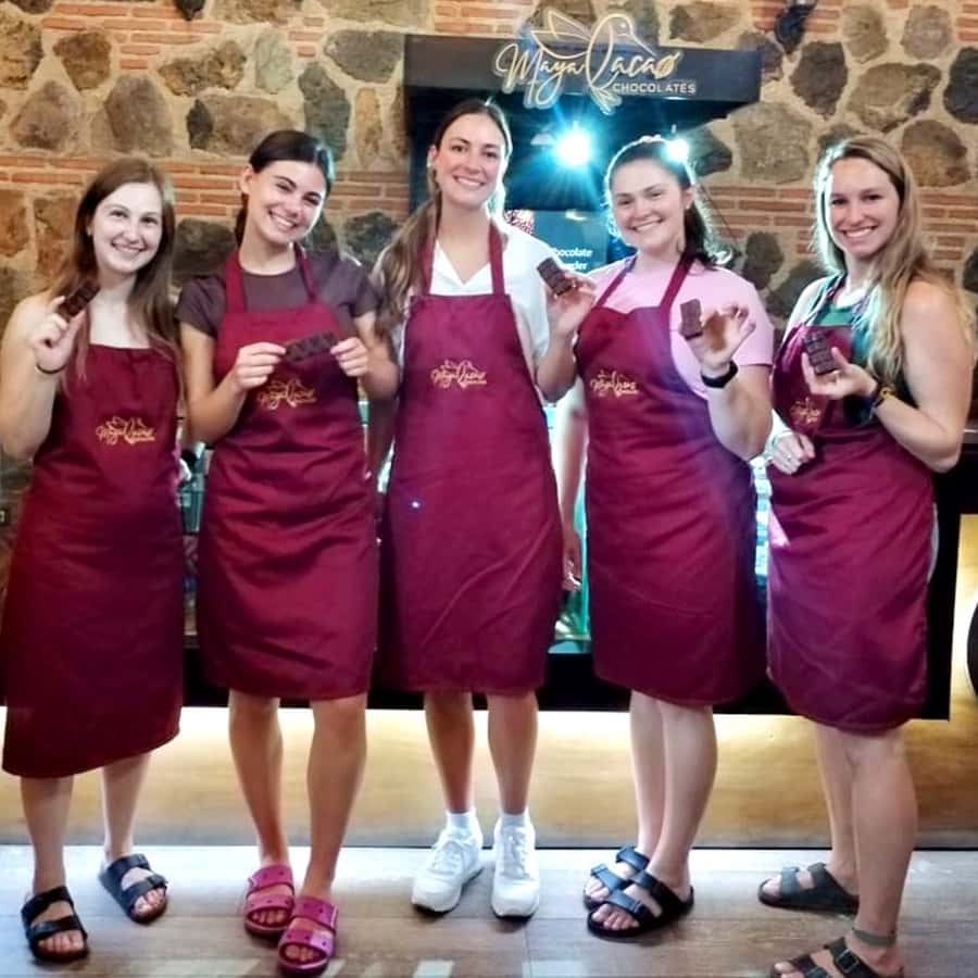 Chocolate workshop; gastronomic experience of cocoa. - How the instructors handle Spanish instruction