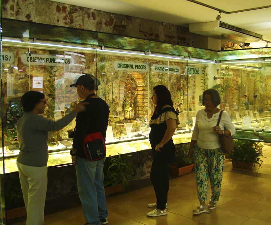 Combo Tour: Colonial Antigua & Guatemala City Explorer Tour - Berlin Plaza and three sections of the Berlin Wall
