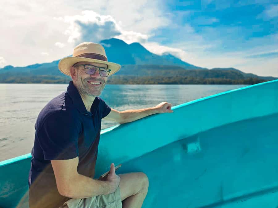 FROM ANTIGUA, ROUND TRIP: EXPLORING THE VILLAGES OF LAKE ATITLÁN. - Five details that shape the day