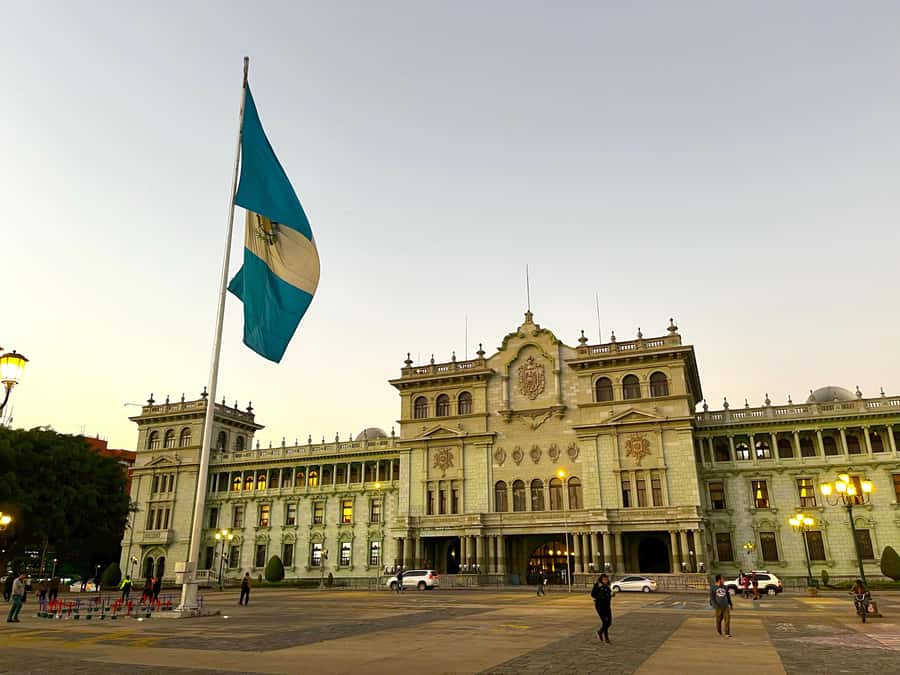 Guatemala City: Walking Tour - Walking down 6A Avenida into zone 1
