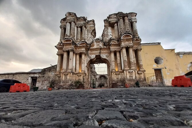 The old UNESCO - Tanque de la Union shows everyday city life