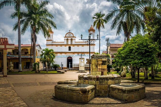 Tour a Copán Honduras Overnight. from Guatemala or Antigua. - Macaw Mountain and a different kind of conservation visit